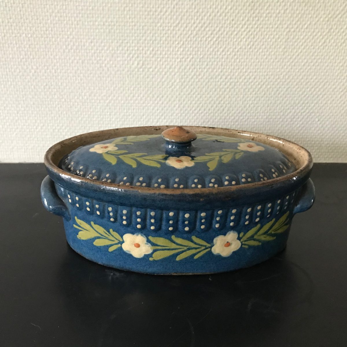 Plat provençal en terre cuite vernissée